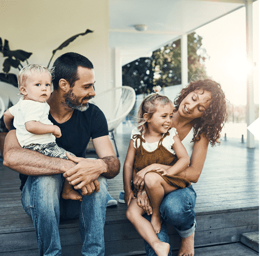 Familie sitzt auf Terasse